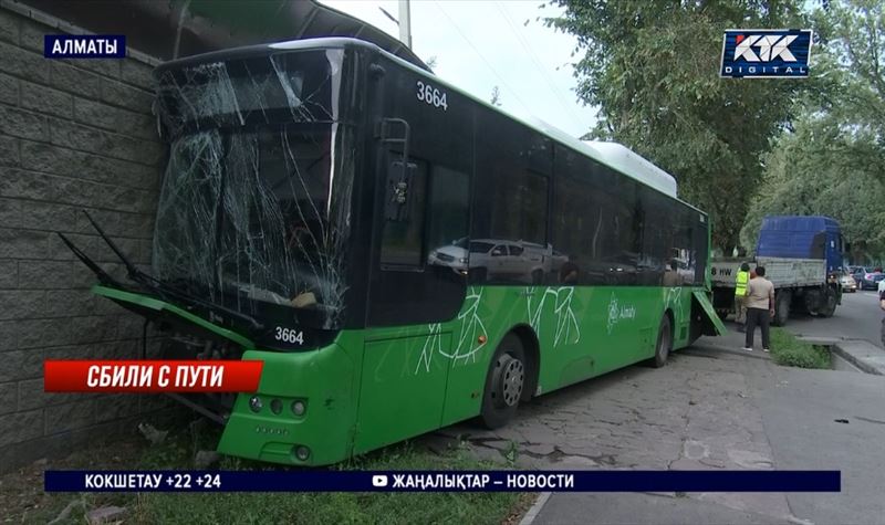 Грузовик протаранил автобус в Алматы: пострадали 9 пассажиров