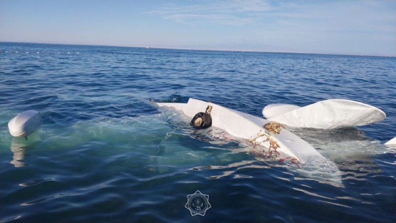 Алакөлде адамдар мінген дельтаплан суға құлады