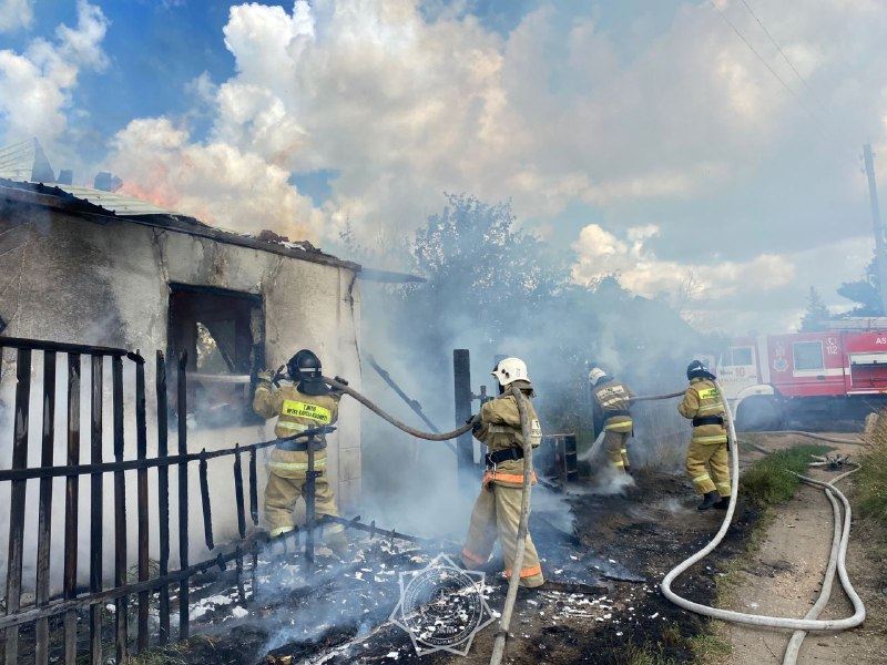 Дачные домики загорелись в Зеренде