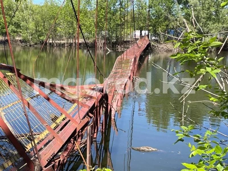 Рабочий утонул во время ремонта разрушенного паводком моста в Уральске