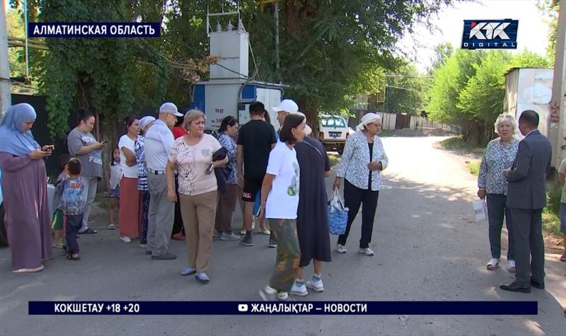 Недовольные перебоями с водой сельчане остановили движение на дороге