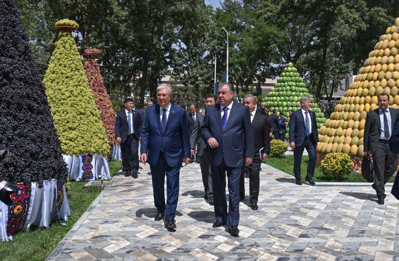 Қазақстан мен Тәжікстан президенттері ауыл шаруашылығы өнімдері көрмесін аралады