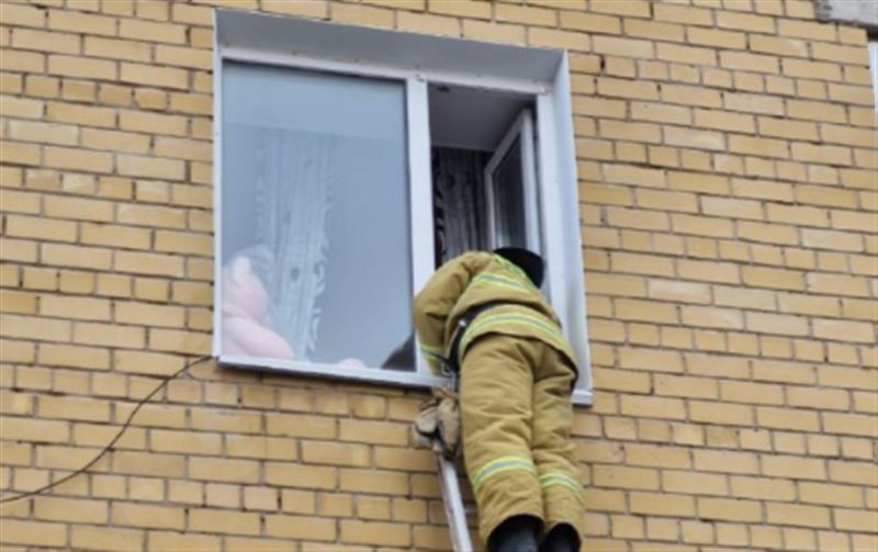 Сотрудники МЧС спасли двух детей в городе Косшы