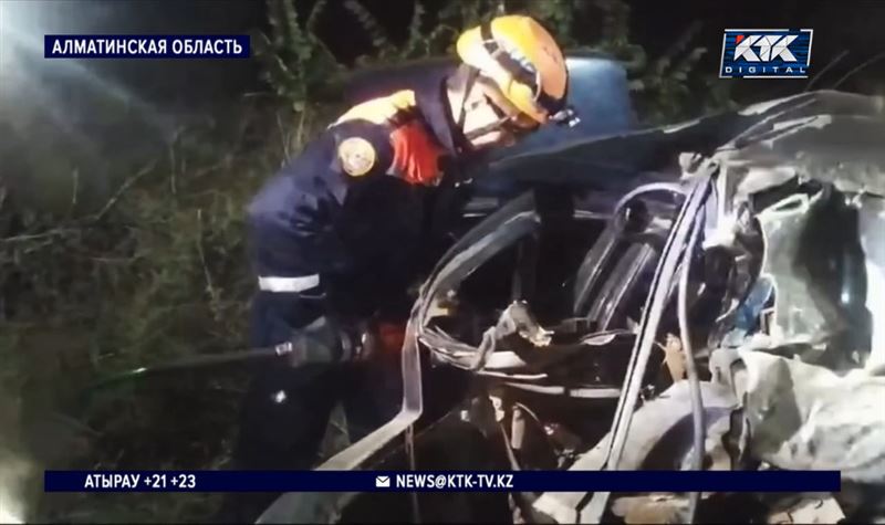 18-летний водитель на огромной скорости влетел в дерево в Алматинской области