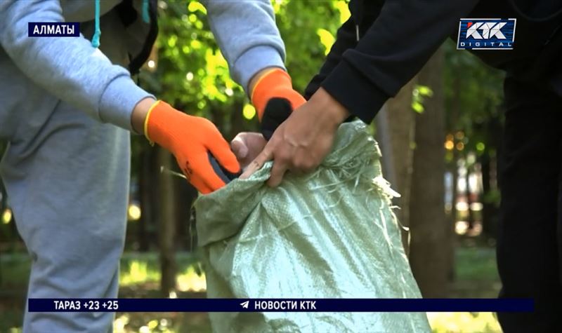 Каждый четверг убирать мусор в городе решили студенты вузов Алматы