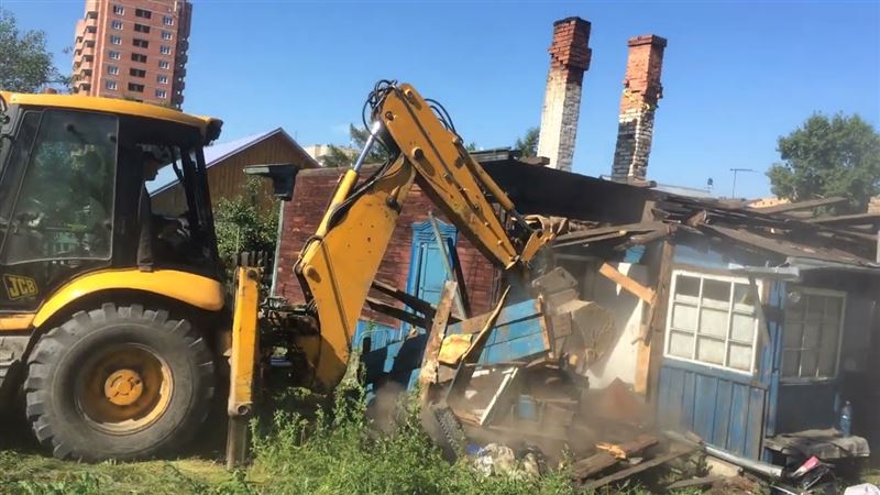 Старые дома начали сносить в одном из районов Астаны