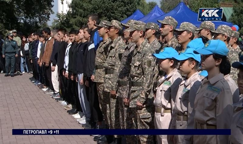 Алматы: Бозбалалардың бірінші легі әскери борышын өтеуге аттанды