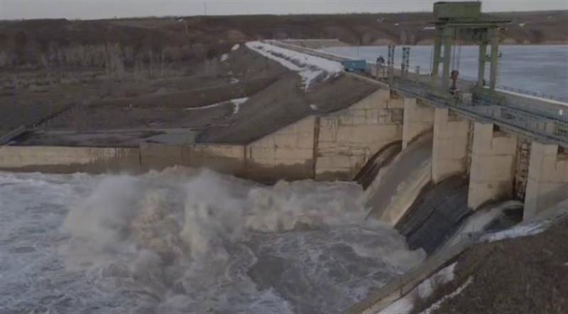 В водохранилищах Казахстана освобождают место для приема талых вод