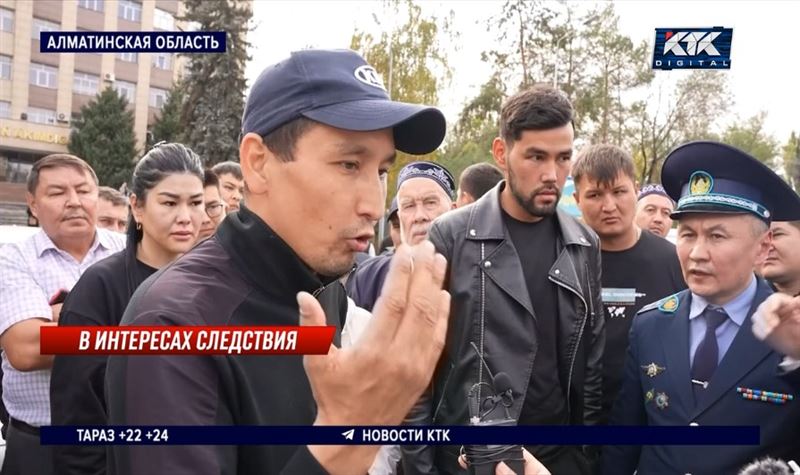 Родственникам убитого подростка, перекрывшим улицу в Талгаре, пообещали объективное расследование