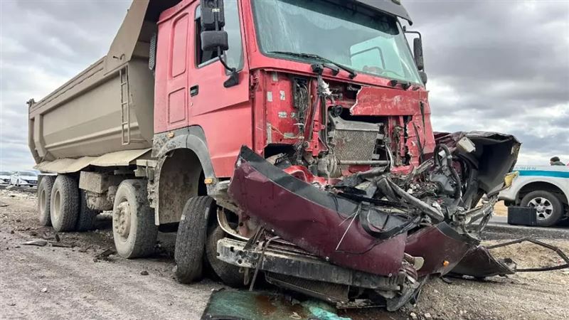 Жизнь на трассе прервалась: в Алматинской области легковушка и грузовик совершили лобовое столкновение