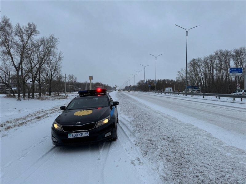 Полицейские помогли водителям на заснеженных дорогах в СКО