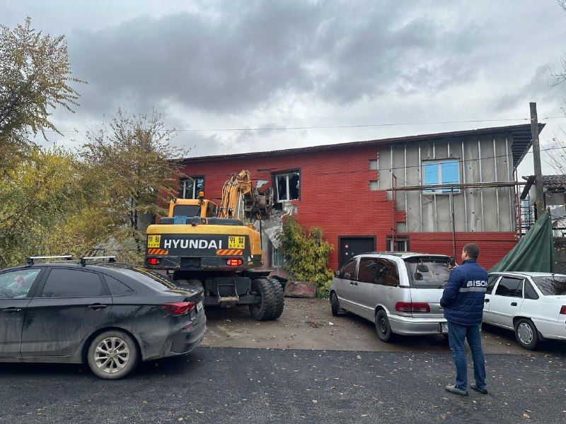 В Алматы начали снос очередного незаконного строения