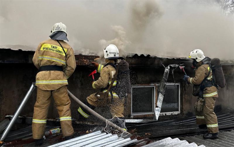 Пожар в жилом доме на левобережье Астаны: спасено 10 человек