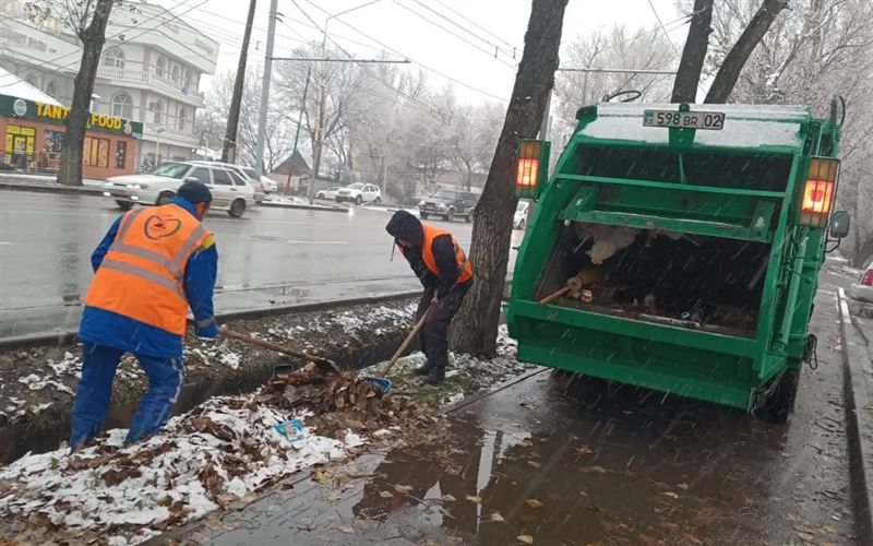 В Алматы усилены меры по борьбе с гололедом после ночных осадков