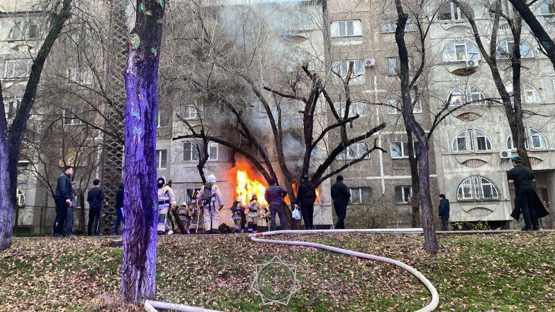 Оставшегося без присмотра ребенка спасли из горящей квартиры в Алматы