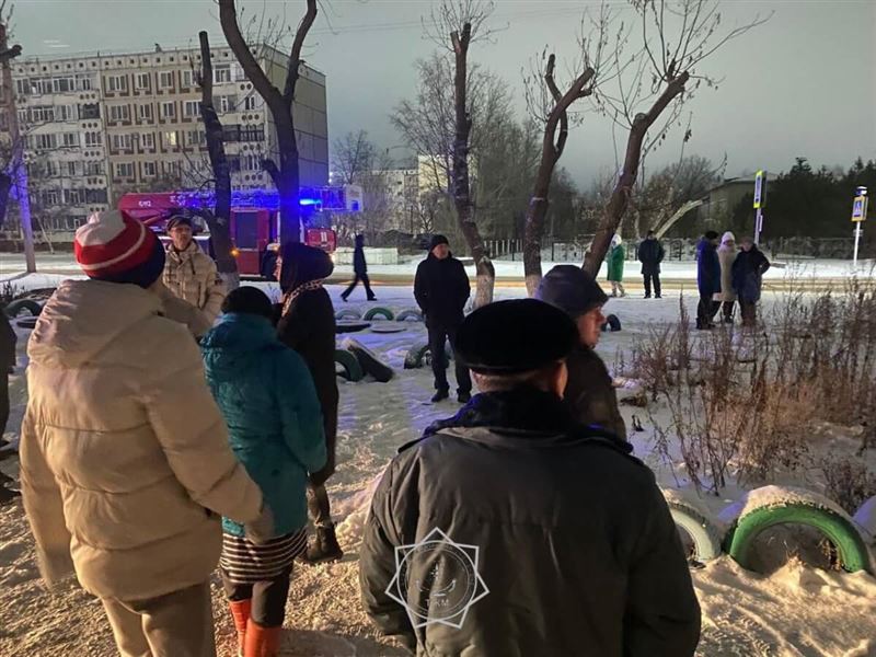 В Кокшетау эвакуировали жильцов общежития из-за пожара, вызванного непотушенной сигаретой