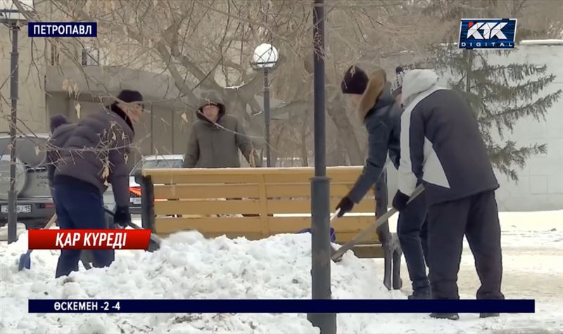 Петропавлда еріктілер көпшілік баратын гүлзарды қардан тазартты