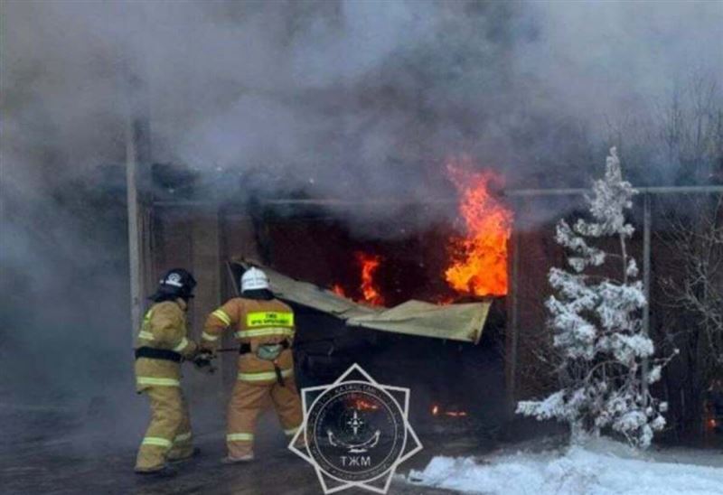 Пожар в Алматы: двухэтажный жилой дом, переоборудованный под офис, загорелся