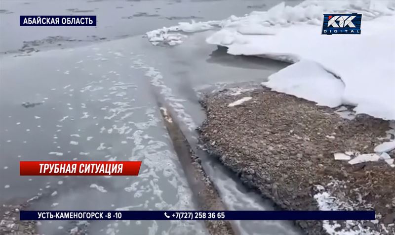 Экологи проверили качество воды, стекающей в Иртыш из треснувшей канализационной трубы в Курчатове