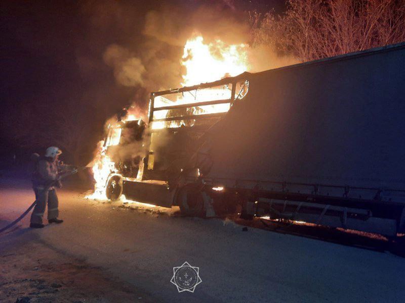 В Кызылжарме спасатели оперативно ликвидировали пожар в грузовике