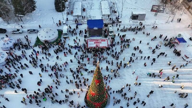 В Риддере прошла акция против наркотиков с участием Дедов Морозов и Снегурочек