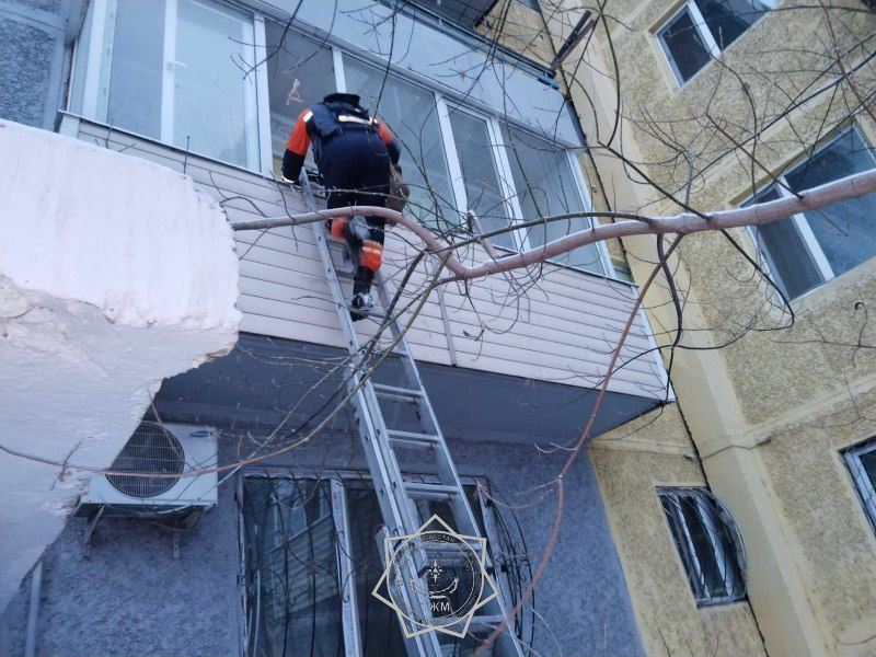 Двух пожилых людей, запертых в квартире, спасли в Семее