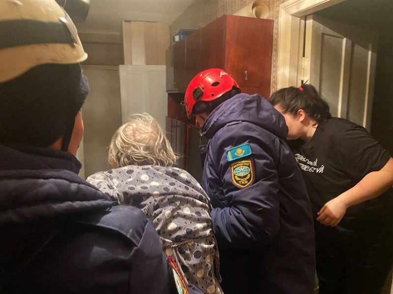 В Кокшетау спасатели помогли пожилой женщине, упавшей в квартире