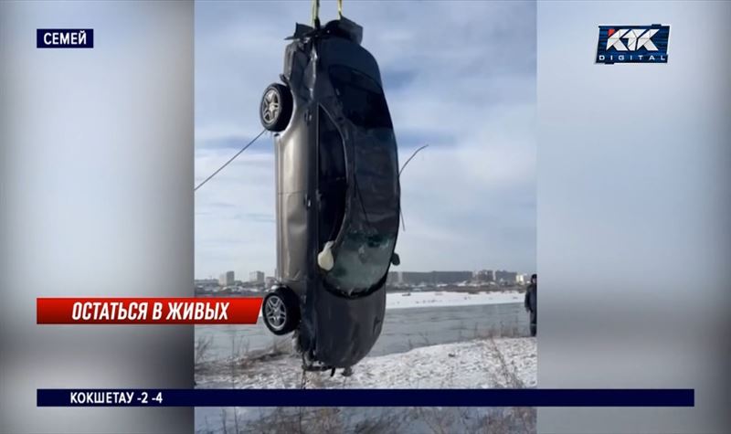 Затонувшую «Тойоту» подняли из реки в Семее, водителя и пассажирки в салоне не оказалось