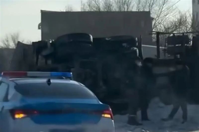 В Астане бетономешалка перевернулась, задев две машины: виновник предстанет перед судом