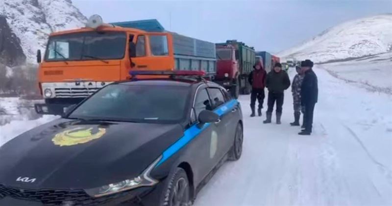 Полиция Восточного Казахстана сопровождает и спасает водителей в условиях суровой зимы