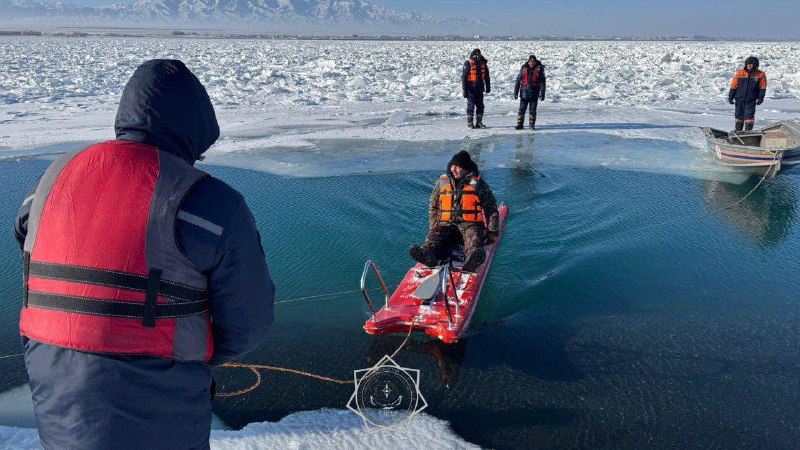 В Жетысуской области 25 рыбаков унесло в середину озера на льдине