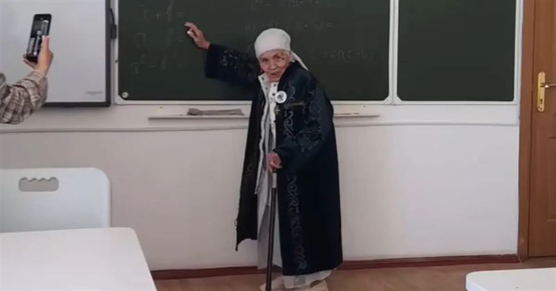 Видео с 93-летней учительницей из ЗКО тронуло сердца казахстанцев