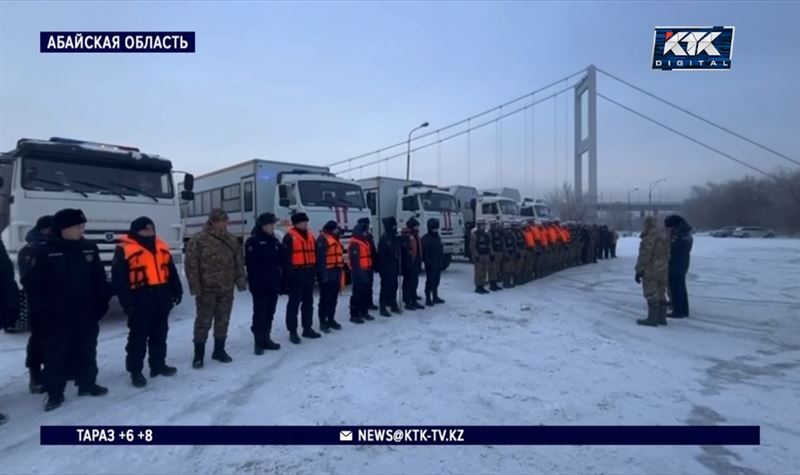 Машина упала с обрыва в Семее: найдено тело мужчины, поиски девушки продолжаются