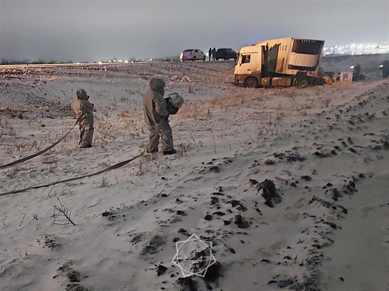 В Западном Казахстане грузовик с химикатами попал в аварию: МЧС предотвратило утечку