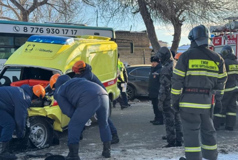 Массовое ДТП с автобусом и скорой произошло в Уральске