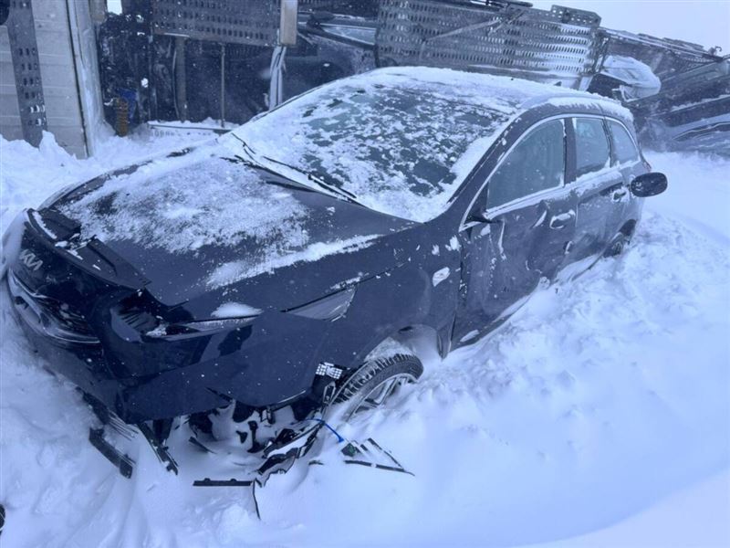 Автовоз с 7 новыми легковыми машинами съехал в кювет в Акмолинской области