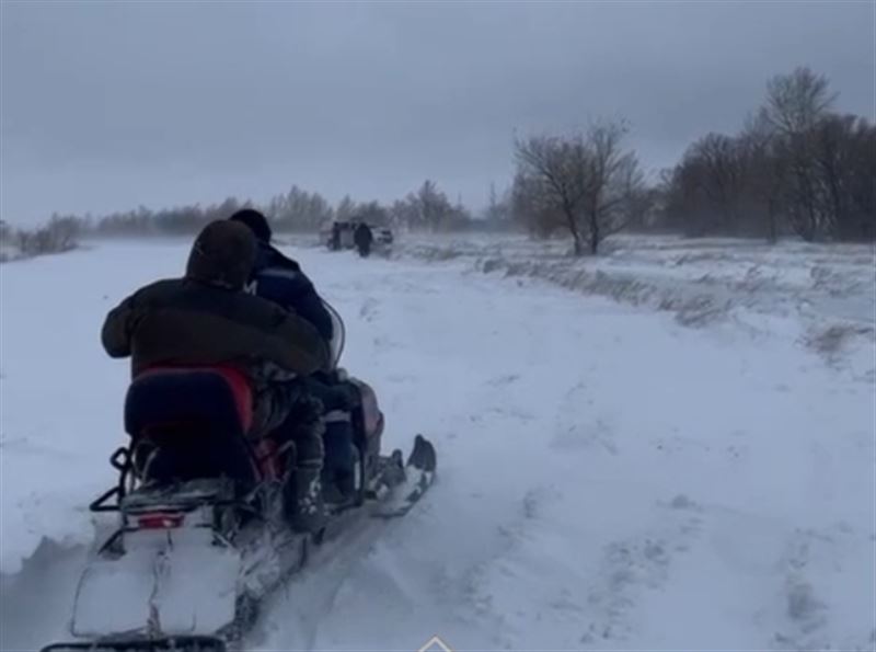 Два рыбака оказались в снежном плену близ водохранилища в Темиртау