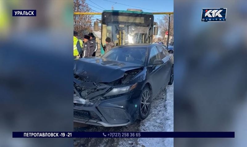 Крупное ДТП в Уральске: автобус столкнулся со скорой и еще двумя машинами