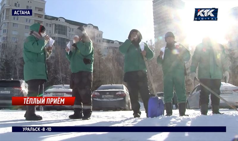 Волонтеры согрели коммунальщиков в Астане чаем и бауырсаками