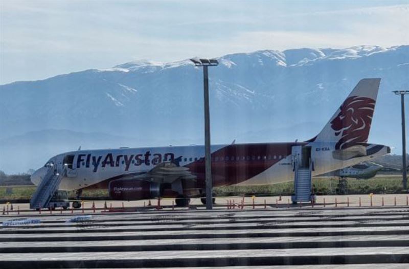 Самолет авиакомпании FlyArystan столкнулся с птицами после вылета из аэропорта Уральска