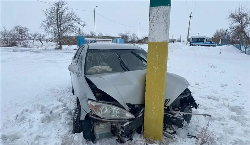 В Павлодарской области автомобиль врезался в бетонный столб, пострадали два человека