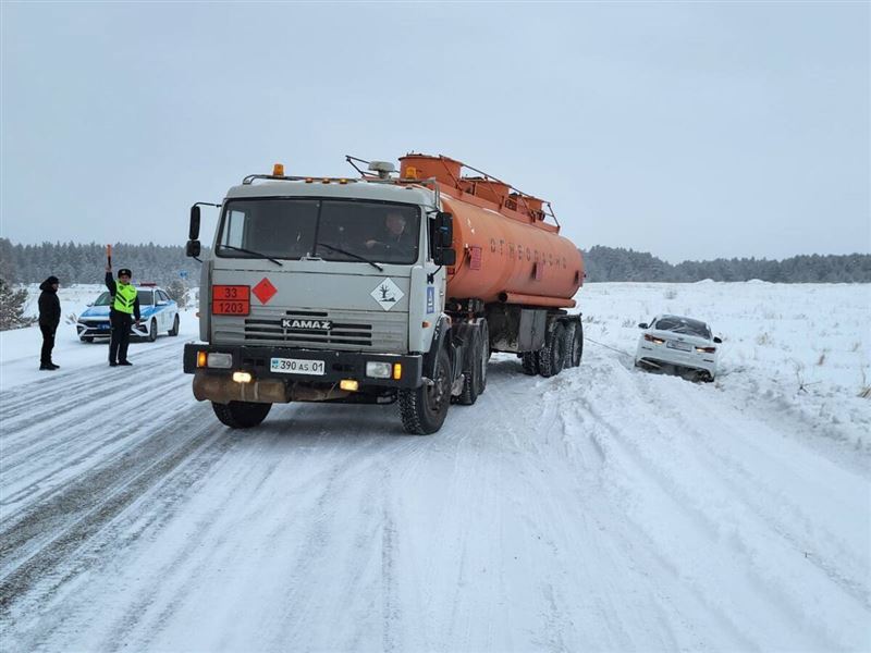 Патрульные спасли водителя из снежного плена в Акмолинской области