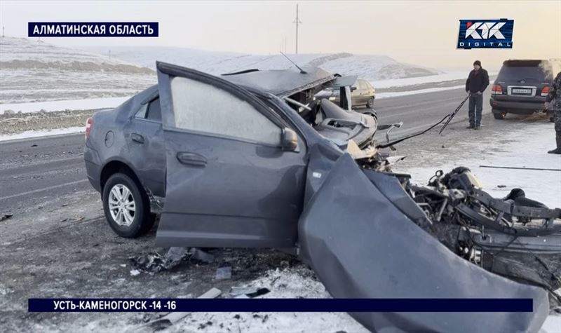 Два водителя и пассажирка погибли в ДТП под Алматы