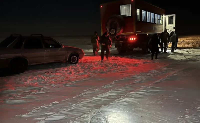 Ұлытау облысында құтқарушылар екі автокөлікті қар құрсауынан алып шықты