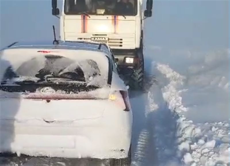 Сотрудники МЧС спасли из снежного плена четырех человек