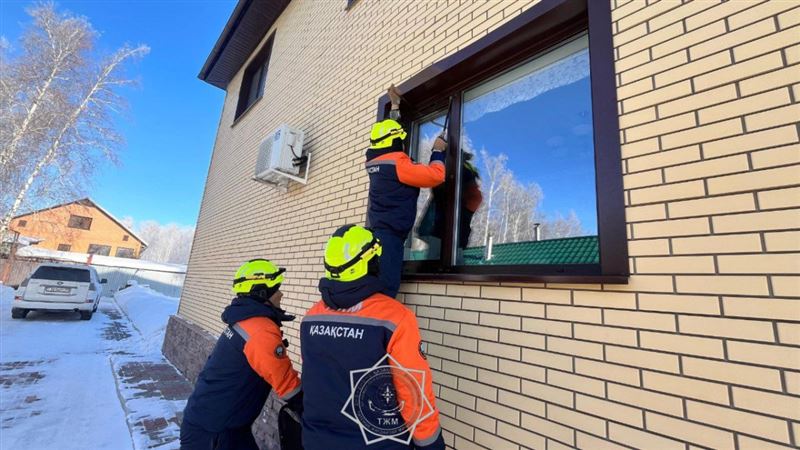 В Петропавловске спасатели помогли ребенку, оставшемуся одному в квартире