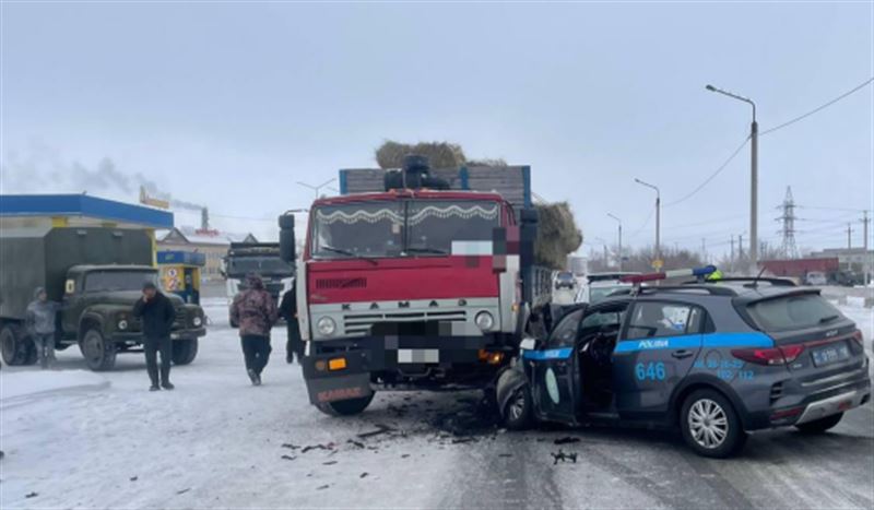 В Семее патрульный экипаж столкнулся с КамАЗом по пути на вызов