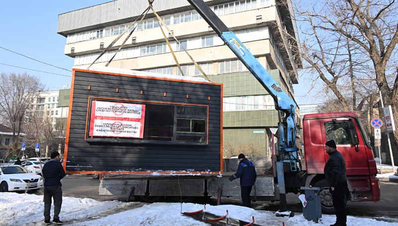 Более 200 незаконных торговых объектов демонтировали за три дня в Алматы