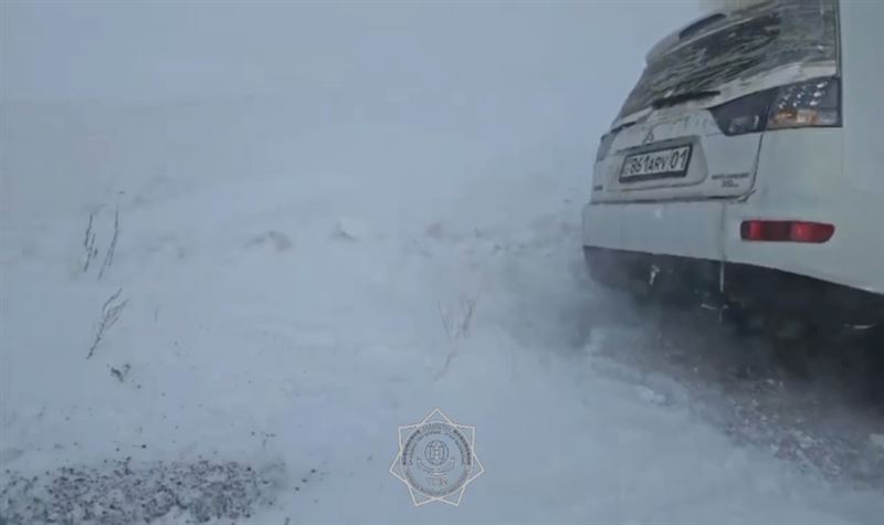 Спасатели МЧС вызволили двух водителей из снежного заноса в Акмолинской области