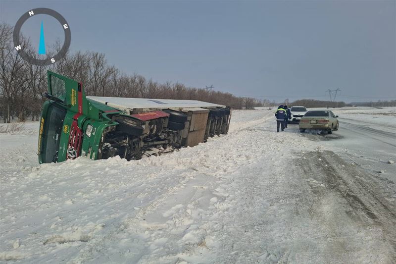 В СКО опрокинулась фура с 20 тоннами мяса, водитель не пострадал